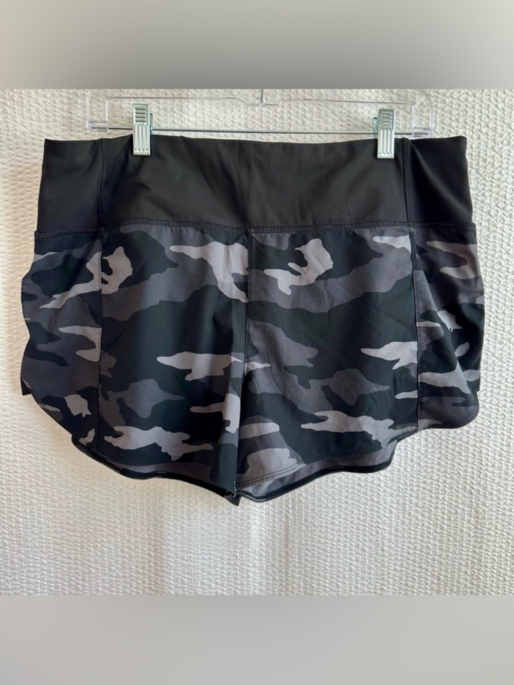 ATHLETA Running Free Black Gray Camo Running Athletic Workout Shorts Size Large